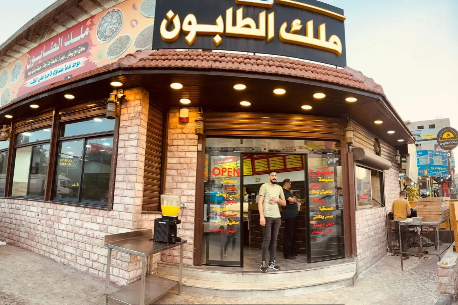 داخل مطعم ملك الطابون - أجواء تراثية دافئة ومريحة